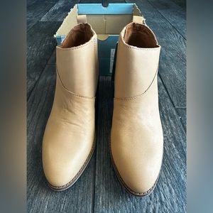 Women’s Toms boots